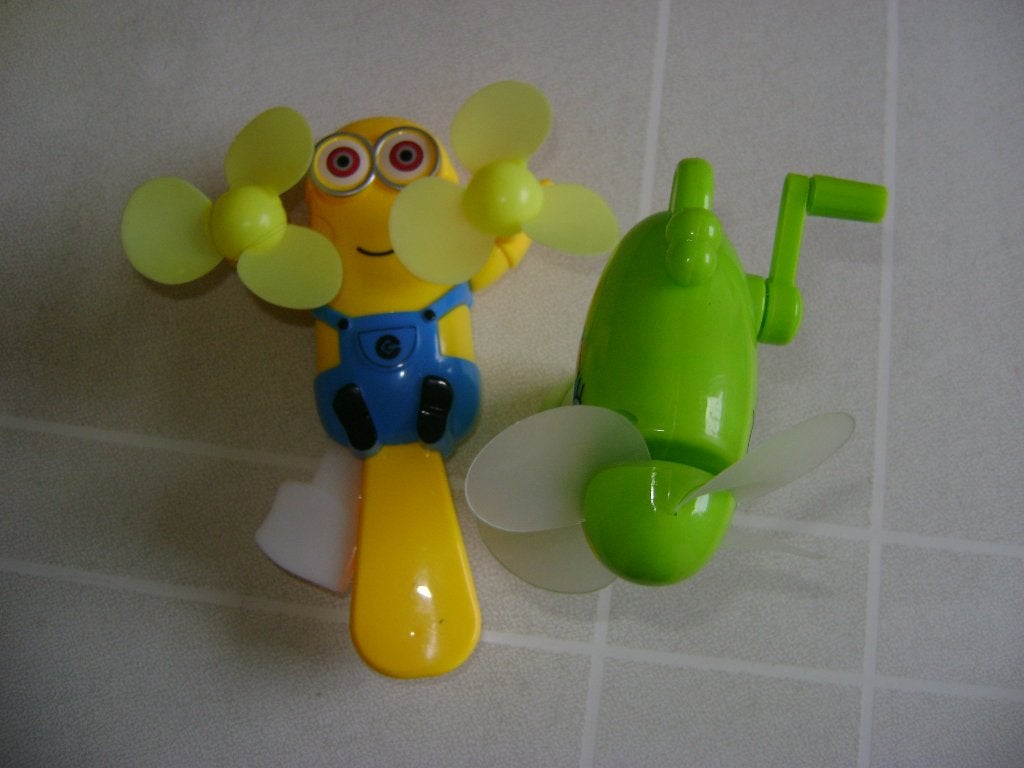 2 hand windmolentjes giraf met drukhendel en minion drukknop, Ophalen of Verzenden, Zo goed als nieuw