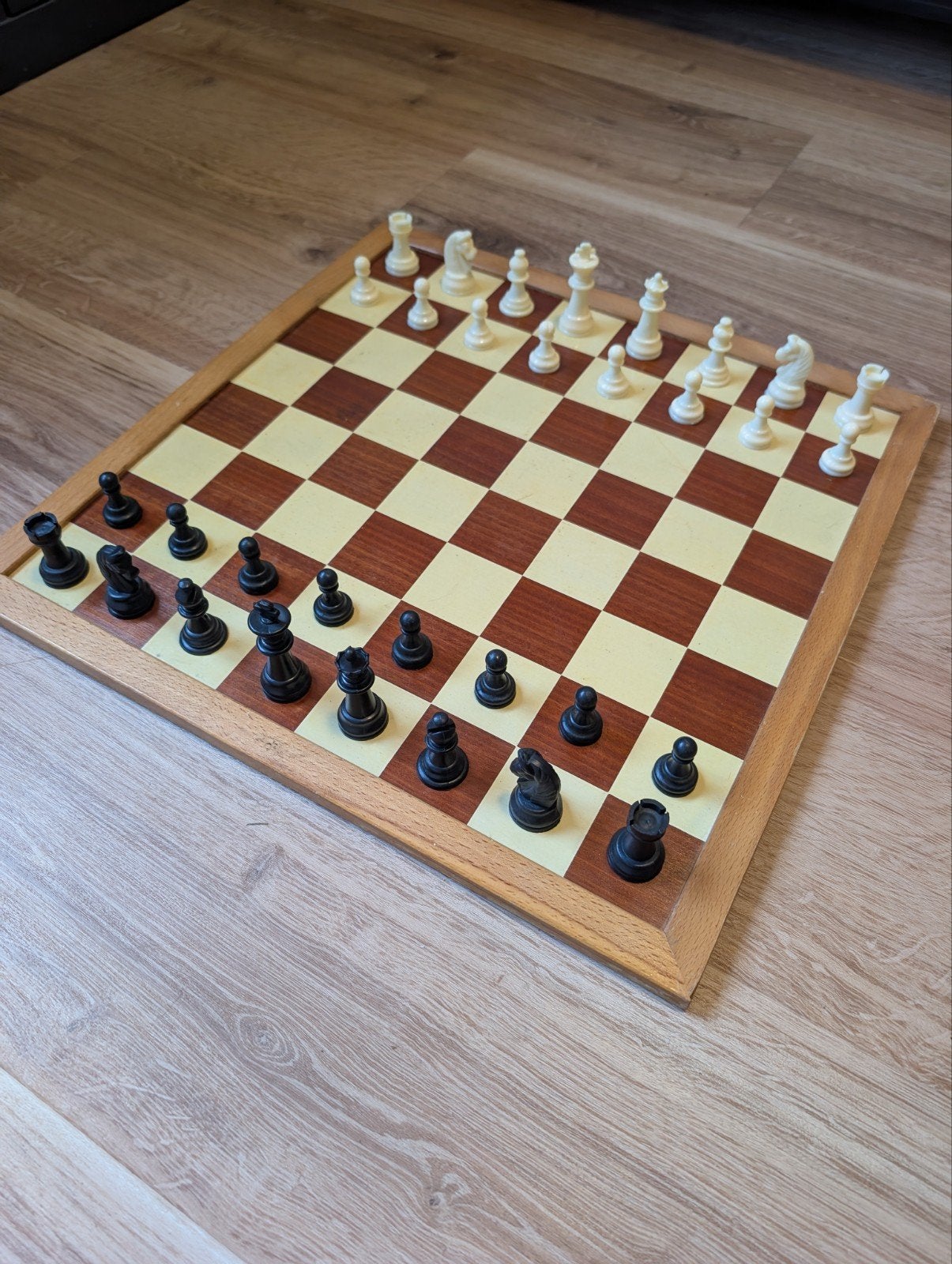 Houten schaakspel met plastic schaakstukken, Ophalen of Verzenden, Minder dan 500 stukjes, Schaken