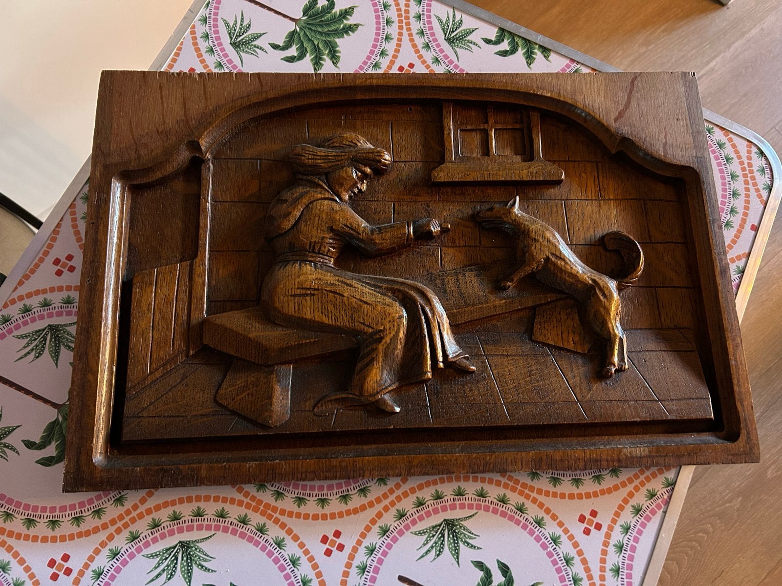 Houten wanddecoratie: Vrouw met hond, Ophalen of Verzenden, Handgemaakt, Wanddecoratie, 20 - 50 cm