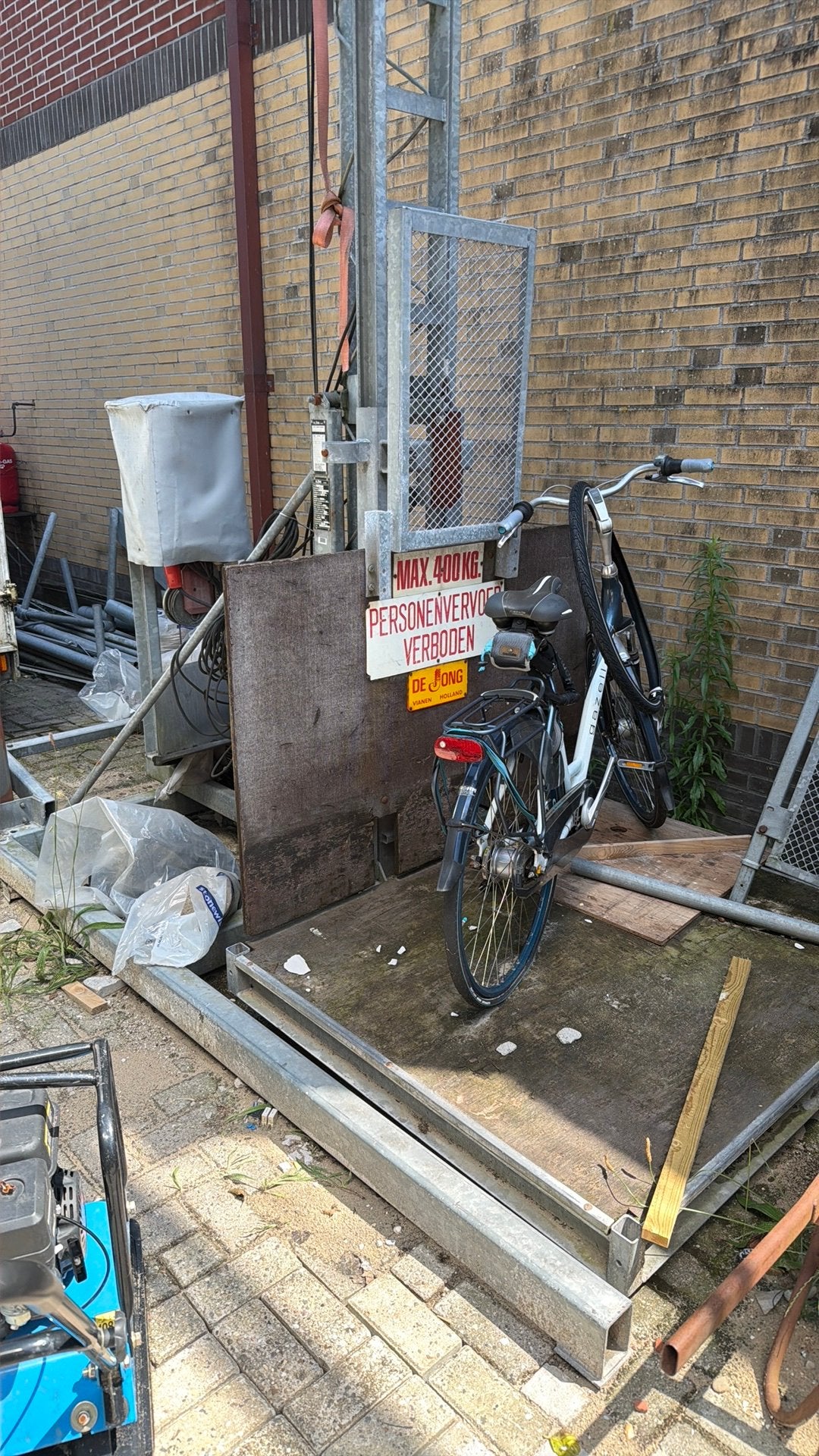 Bouwlift de jong iets van 10 meter of iets hoger 400 volt, Ophalen