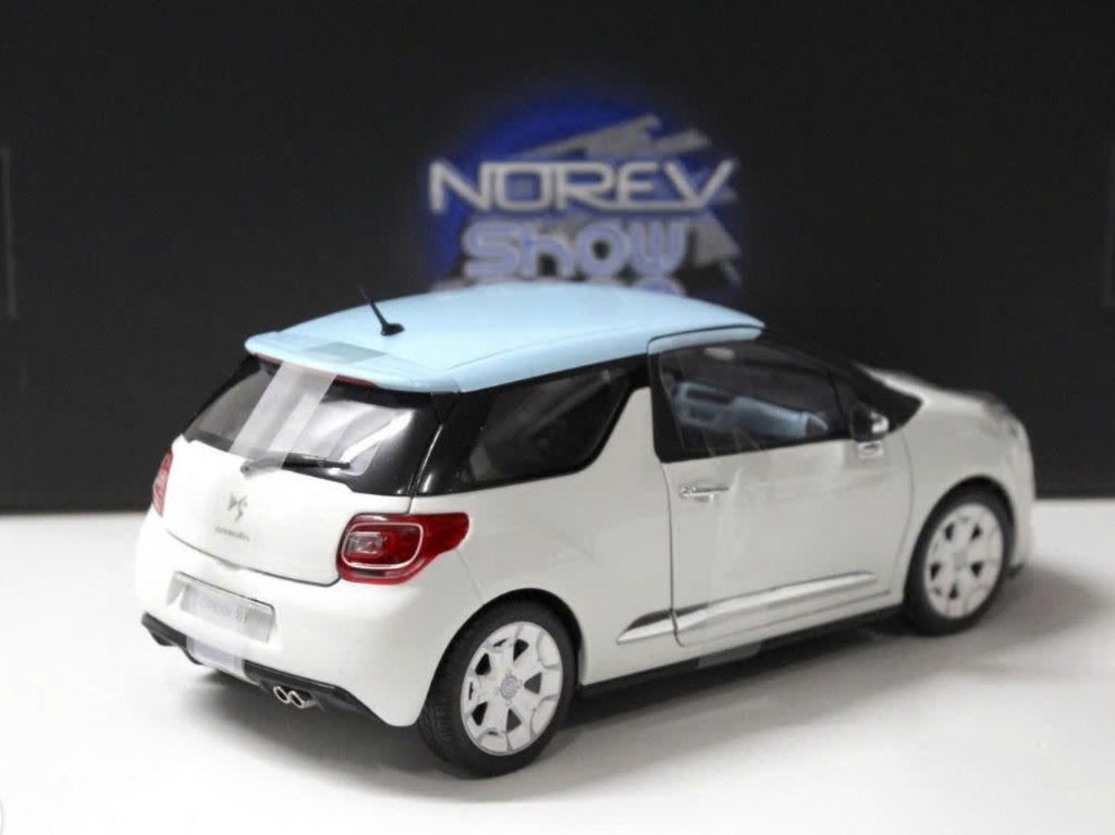 CITROEN DS3 2010 Wit & L.Blauw schaal 1/18 Norev ref. 181540, Hobby en Vrije tijd, Modelauto's | 1:18, Verzenden, Nieuw, Auto