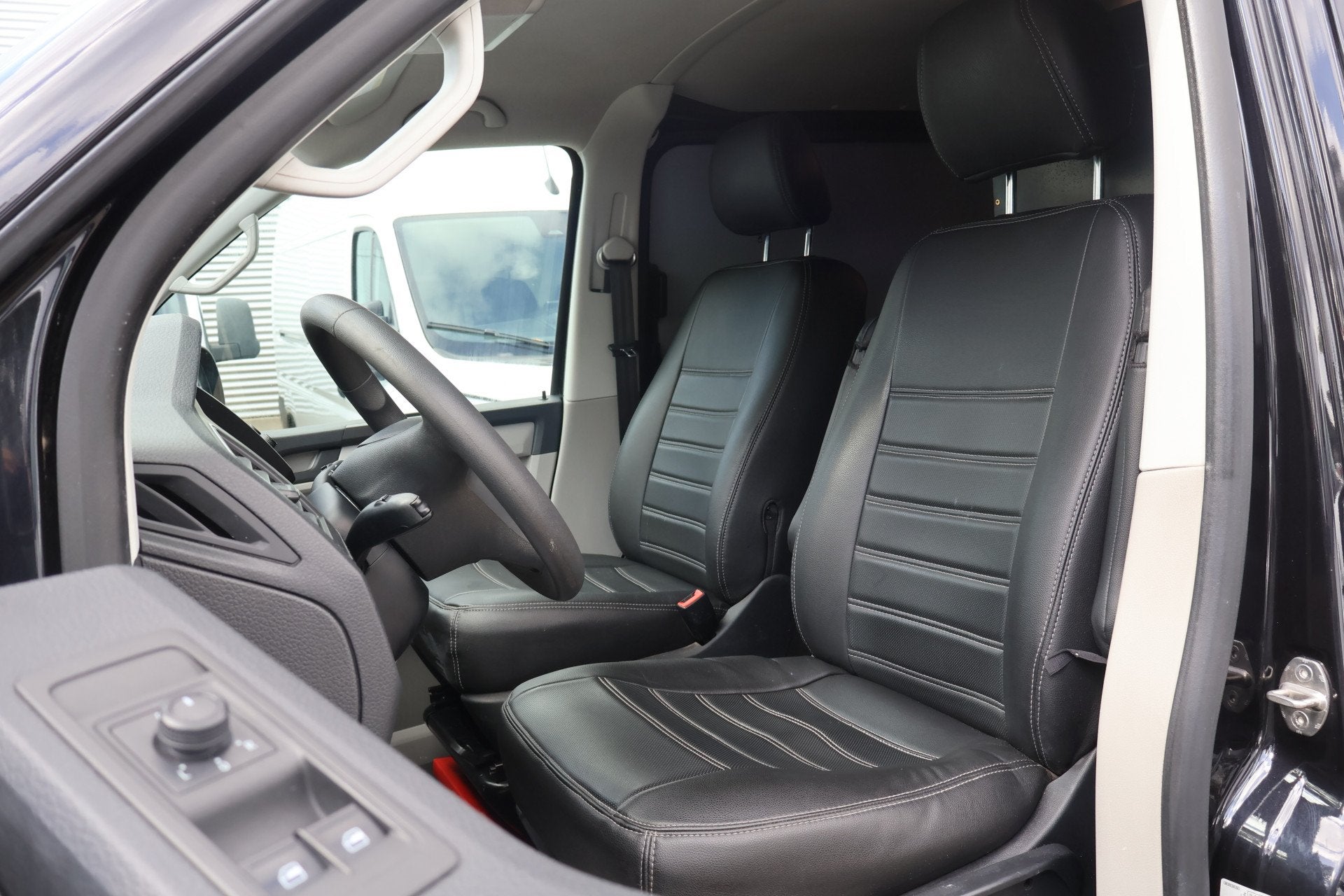 Foto 2 van Volkswagen Transporter 2.0 TDI L1 H1 Black Edition