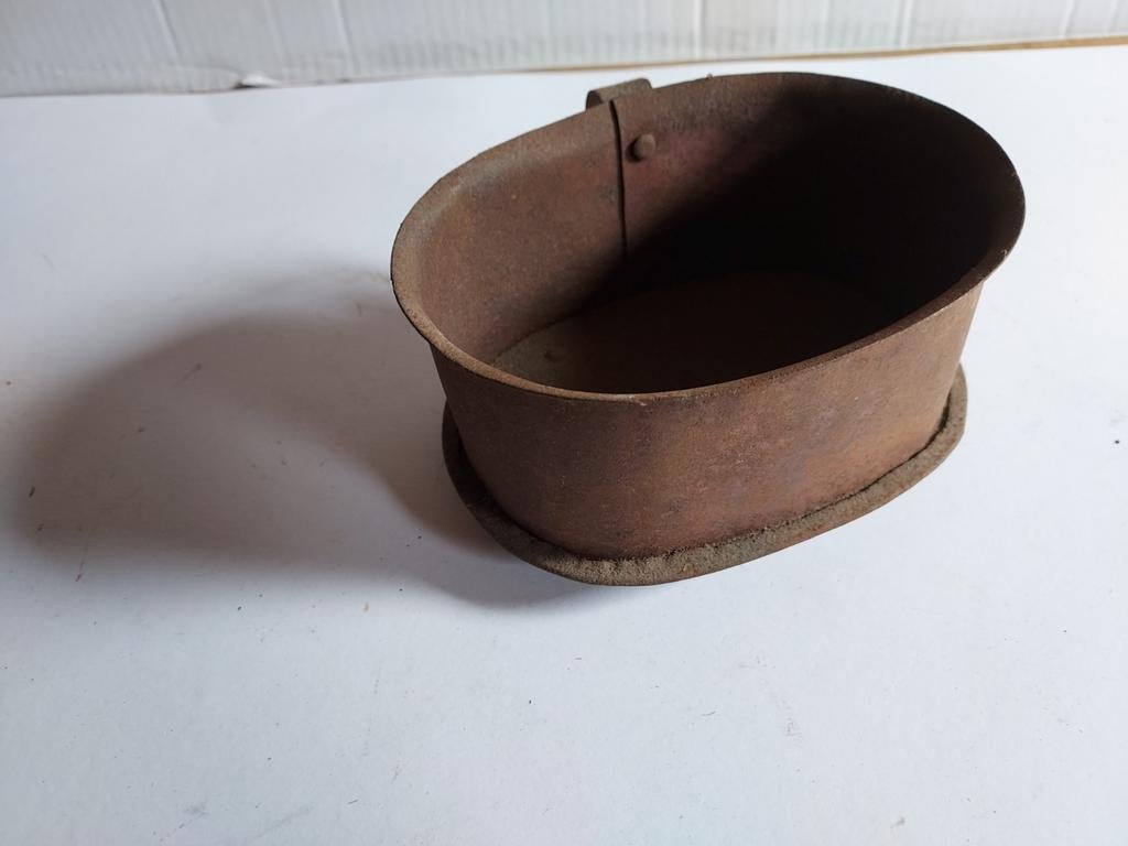 Oud metalen bakje met klinknagels gemonteerd, Ophalen of Verzenden