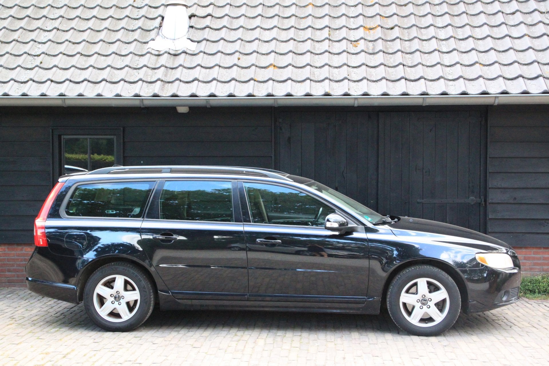 Volvo V70 2.5T Momentum Elek-Dak/Navigatie/Leer/Parkeersenso, Auto's, Volvo, Voorwielaandrijving, Zwart, Handgeschakeld, 93 €/maand