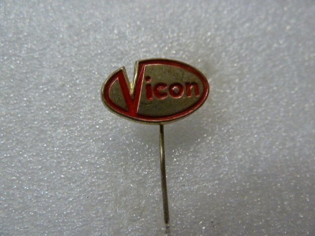 Vintage Vicon Speldje/Pin - Landbouwmachines, Verzamelen, Ophalen of Verzenden, Gebruikt, Merk, Speldje of Pin