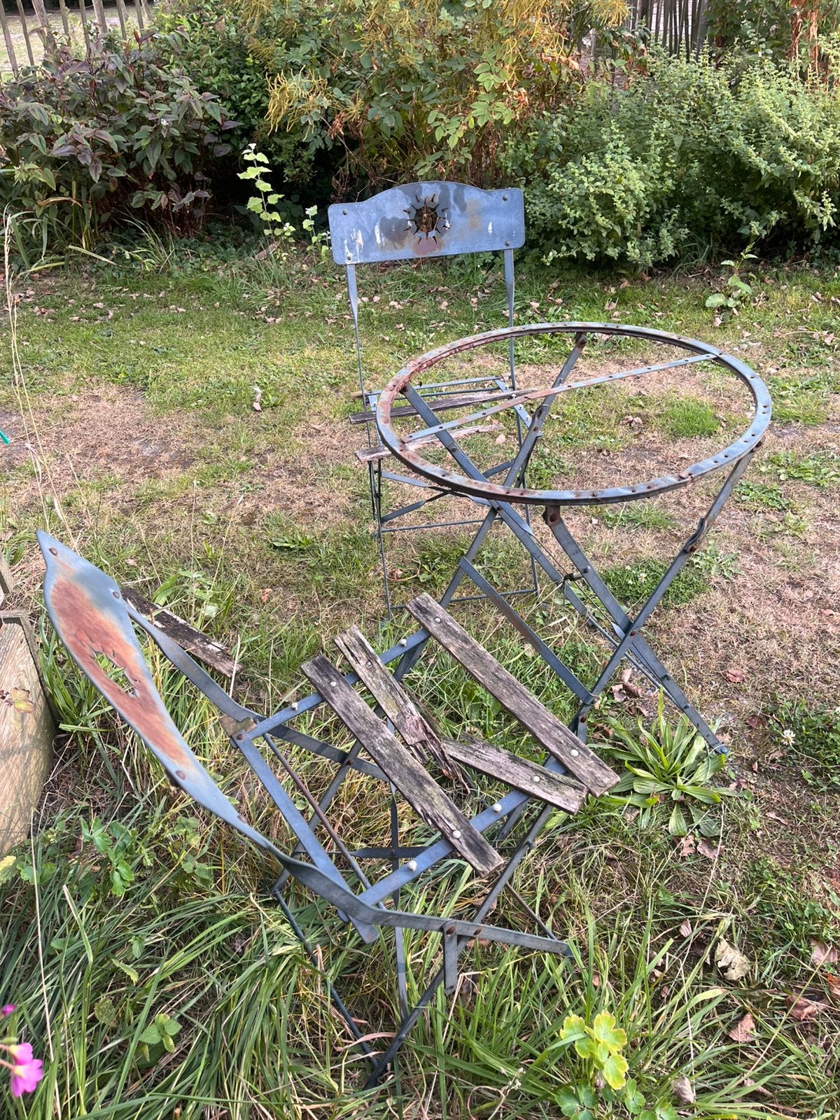 Metalen Tafeltje en 2 stoelen met werk, Ophalen of Verzenden, Gebruikt