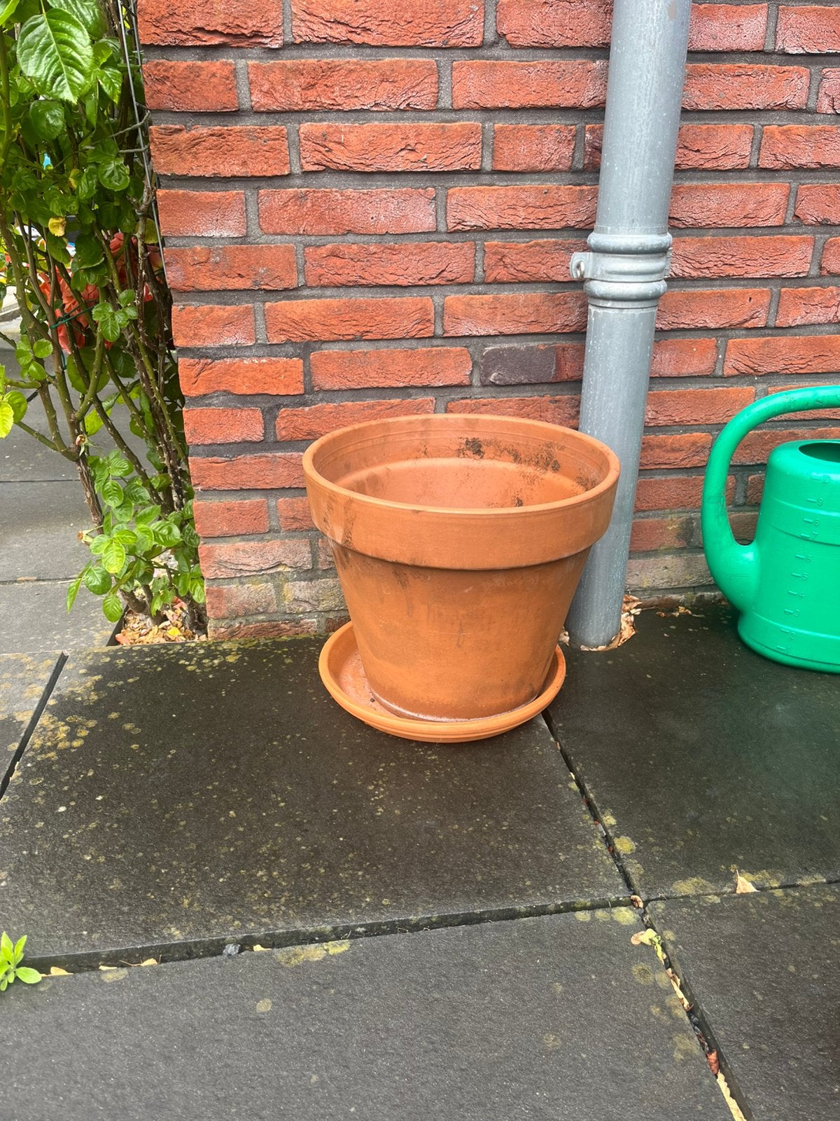 Aardewerk terra bloempot met schotel, Tuin en Terras, Bloembakken en Plantenbakken, Ophalen, Steen, Rond, Zo goed als nieuw
