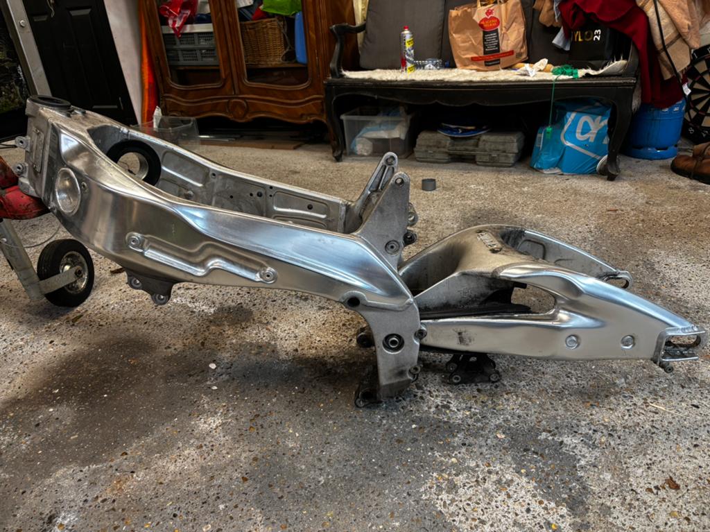Aprilia rsv mille frame met achterbrug en kenteken, Ophalen