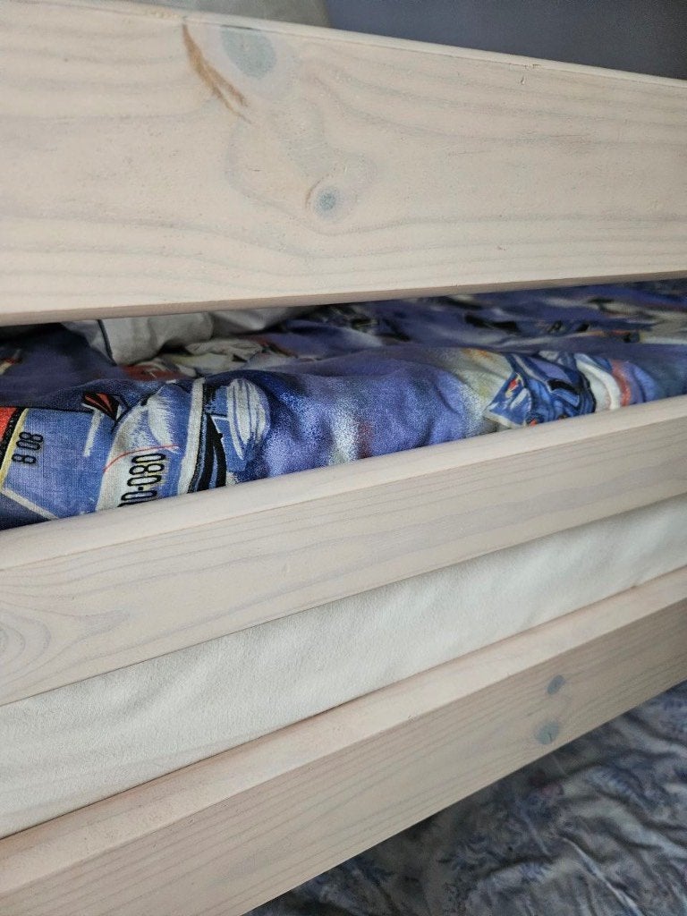 Foto 4 van Z.g.a.n. white wash Stapelbed met lattenbodems
