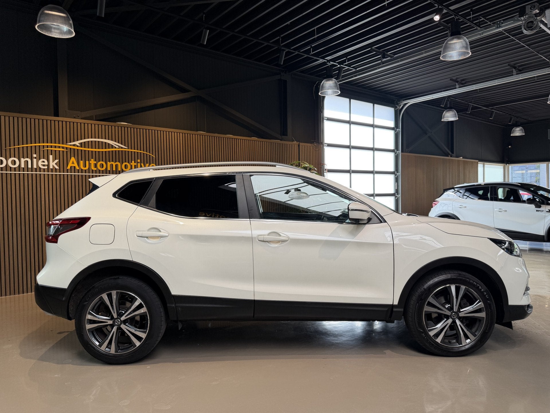 Nissan QASHQAI 1.2 N-Connecta Automaat Panorama navigatie lm, Auto's, Stof, Gebruikt, 4 cilinders, Met garantie (alle)