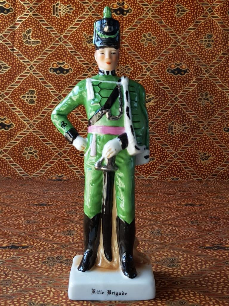 Mooi vintage beeldje uit Engeland van historische soldaat.