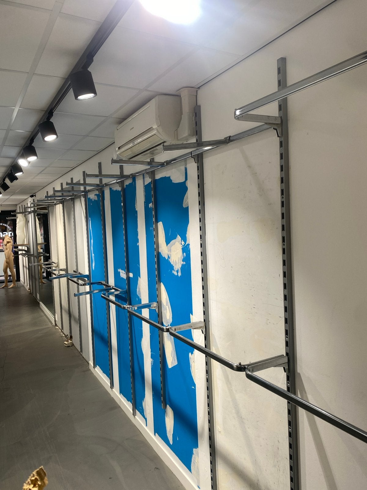 Winkelrek systeem met kledingstangen en planken, Ophalen