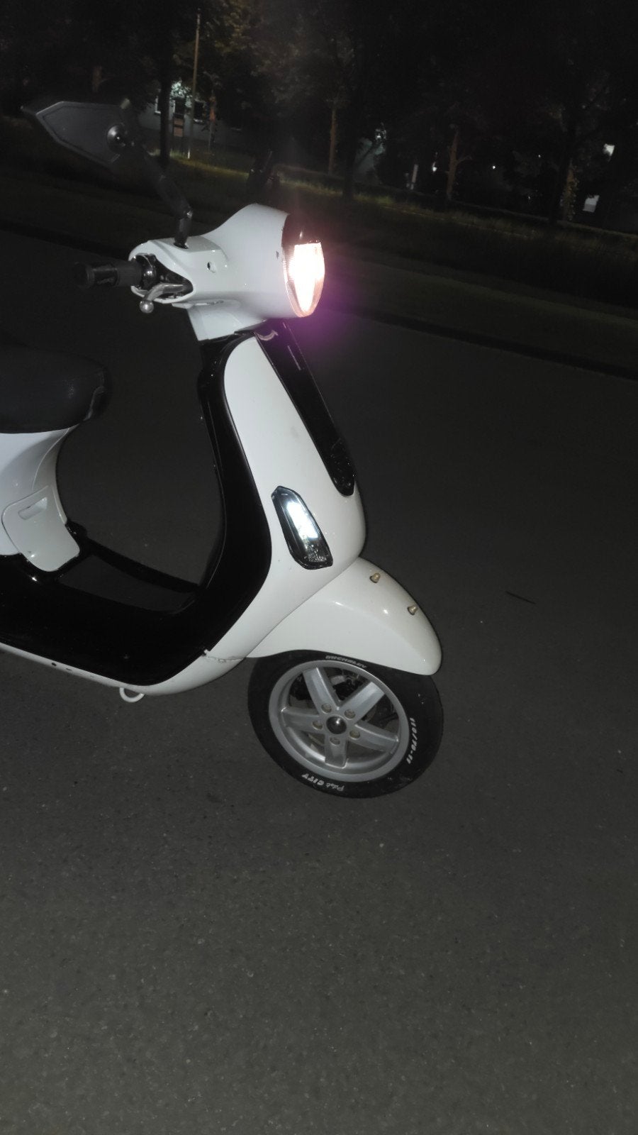 Vespa scooter - Wit/Zwart - Goede staat, Fietsen en Brommers, Gebruikt, Overige modellen, Maximaal 45 km/u, Ophalen of Verzenden