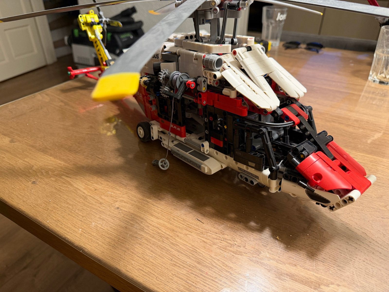 Lego Technic Airbus H175 Reddingshelikopter (42145), Ophalen, Zo goed als nieuw