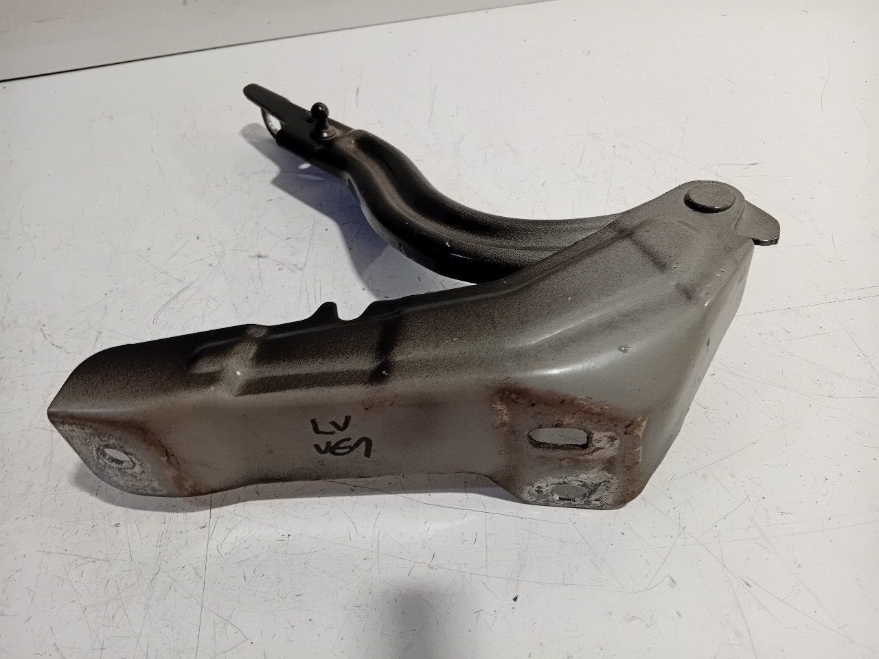 Motorkapscharnier links Hyundai Santa Fe, Onderdelen@venauto.nl, Van der Ven Autorecycling B.V., Gebruikt, Ettenseweg 76, 4706 PB Roosendaal, The Netherlands