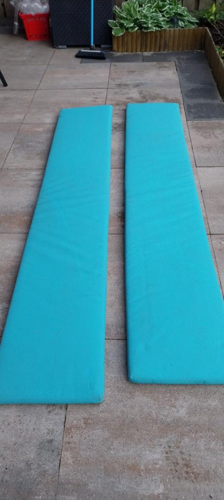2 turquoise zit/ligkussens voor op picknick tafel., Ophalen, Gebruikt