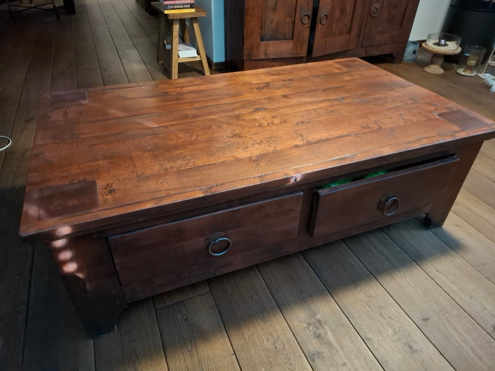 Robuuste houten salontafel met lades, Gebruikt, 100 tot 150 cm, Rustiek, Minder dan 50 cm