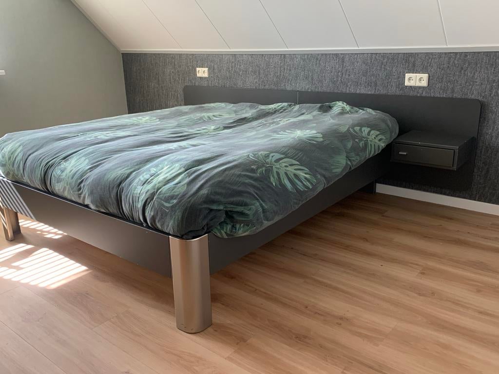 Auping Auronde bed met zwevende nachtkastjes en lade, Ophalen, Gebruikt, Zwart, Tweepersoons