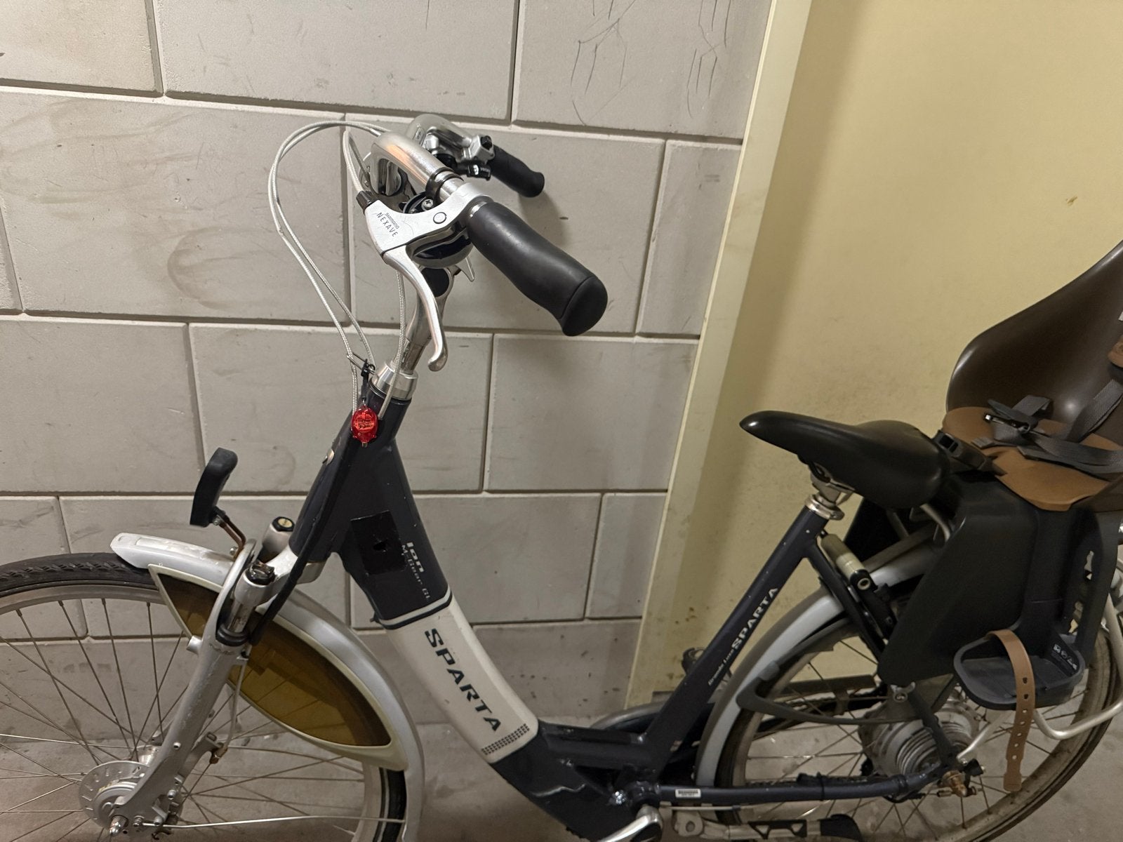 Sparta fiets met kinderzitje (accu defect), Ophalen, Gebruikt, Sparta