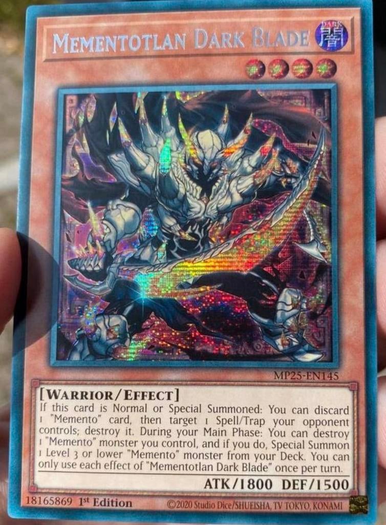 Yu-Gi-Oh! Mementotlan Dark Blade MP25 1st Tin Promo !, Ophalen of Verzenden, Zo goed als nieuw, Losse kaart, Foil