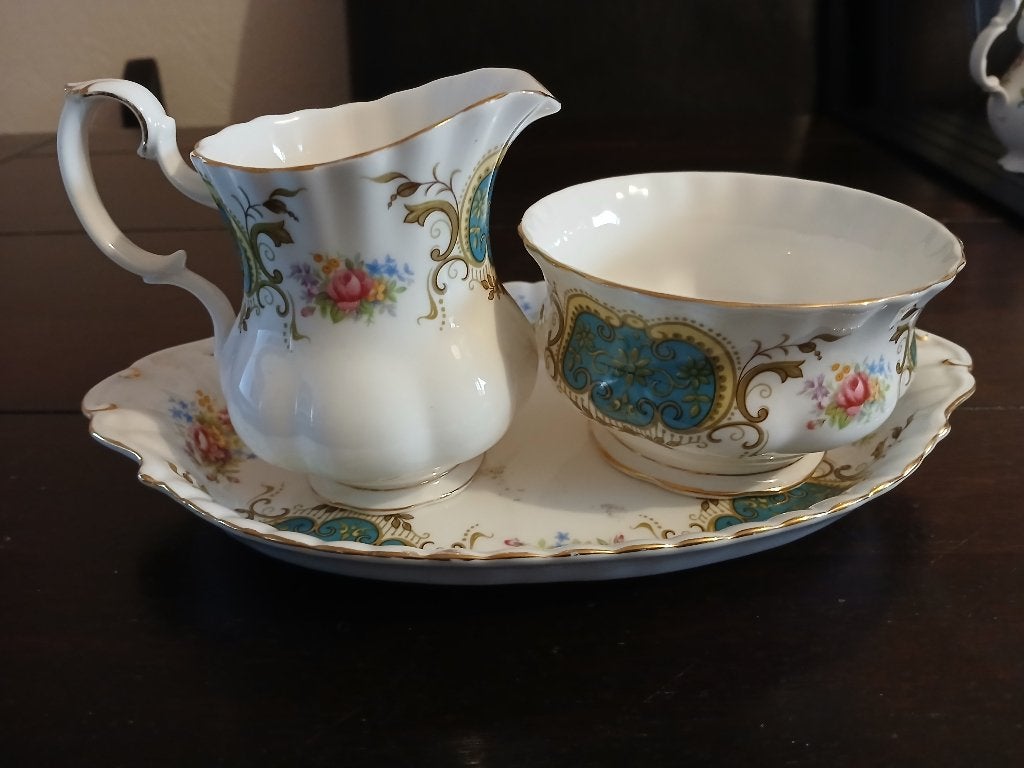 Vintage Royal Albert Beekley Melk & Suikerpot Set, Verzamelen, Ophalen of Verzenden, Zo goed als nieuw, Porselein, Kop en/of schotel