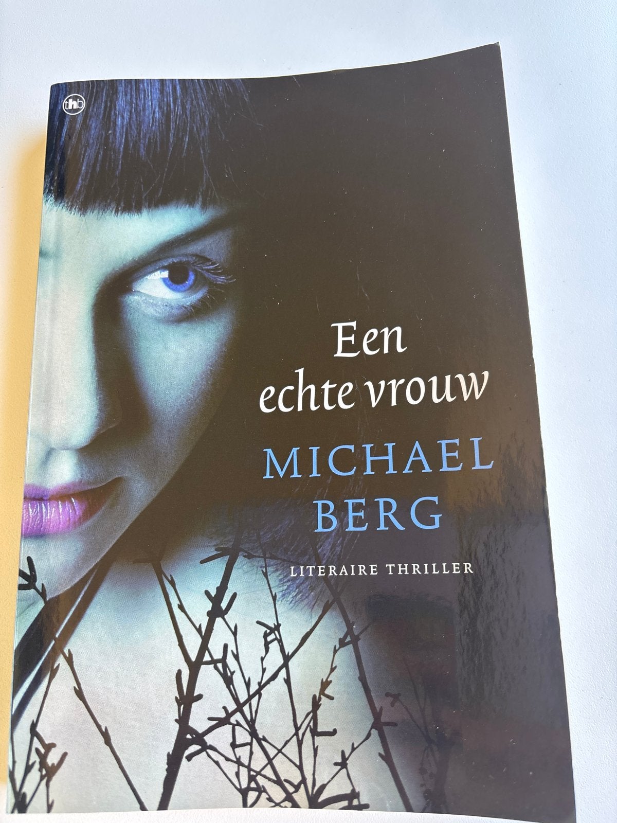 Een echte vrouw - Michael Berg (Literaire thriller), Boeken, Ophalen of Verzenden, Zo goed als nieuw