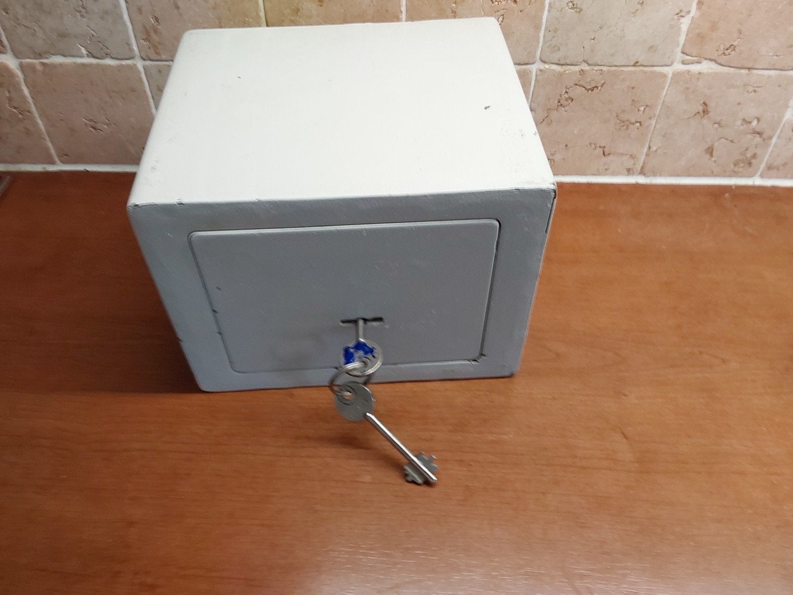 Compacte kluis met sleutels., Huis en Inrichting, Brandblussers en Brandkasten, Ophalen of Verzenden, Gebruikt, Brandkast