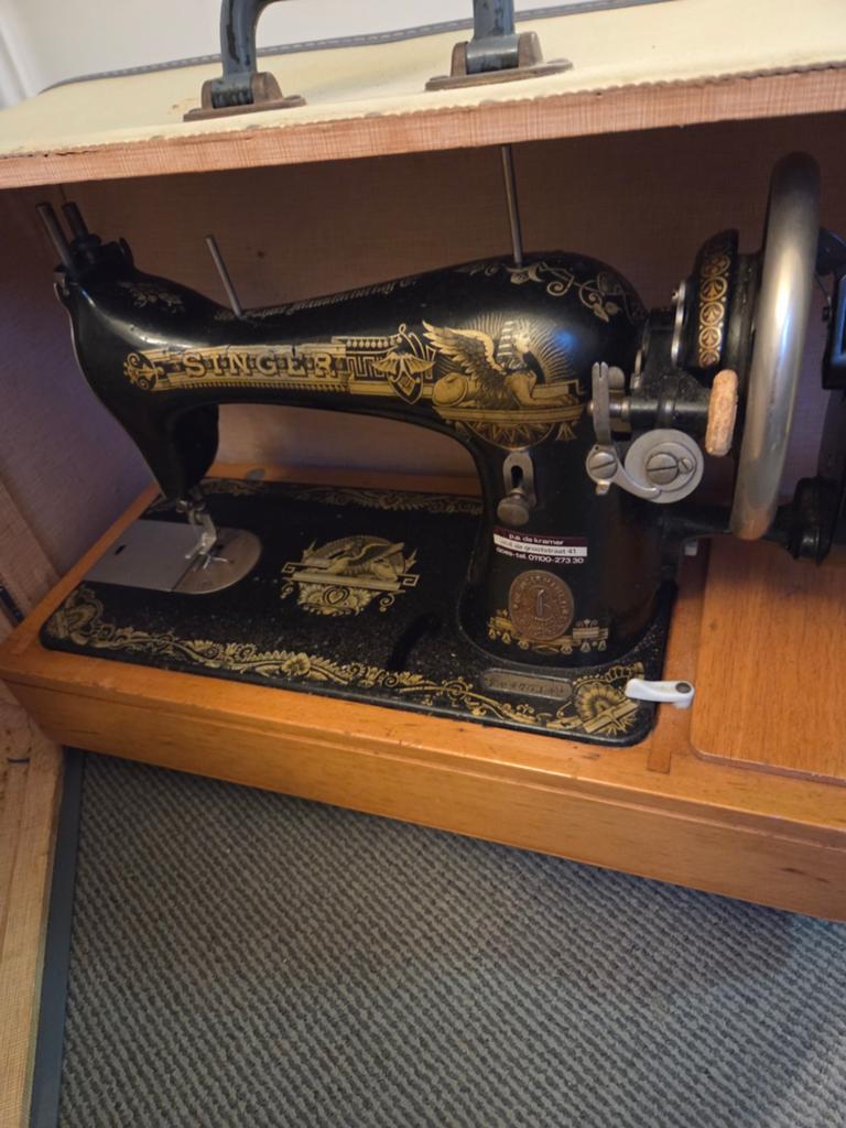Antieke Singer naaimachine, Ophalen