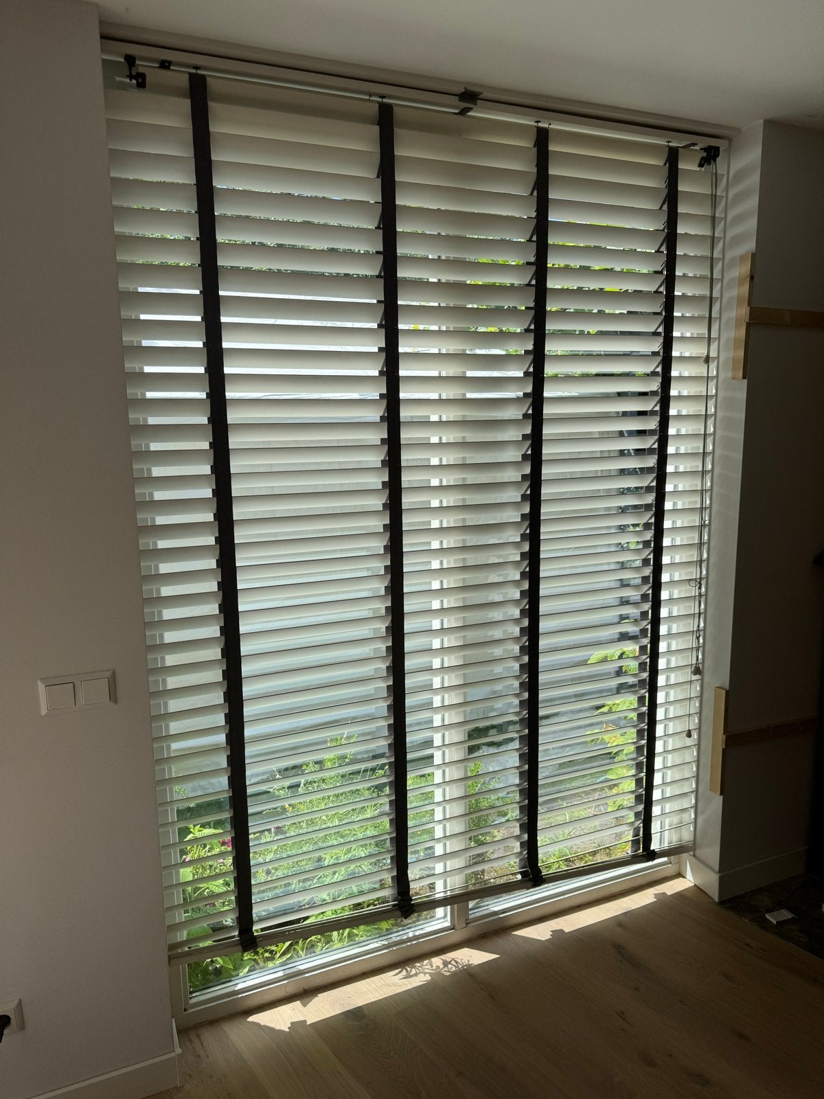 Houten jaloezie 240x175 cm met grijze ladderbanden, Ophalen, Jaloezie, Hout, Zo goed als nieuw