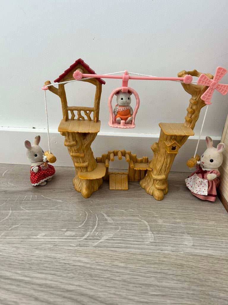 Sylvanian families speeltoestel met paar poppetjes, Ophalen of Verzenden, Zo goed als nieuw, Poppenhuis