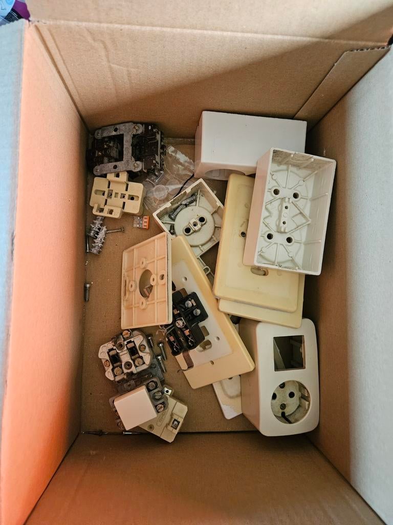 doos schakelmateriaal, Doe-het-zelf en Verbouw, Elektra en Kabels, Ophalen of Verzenden