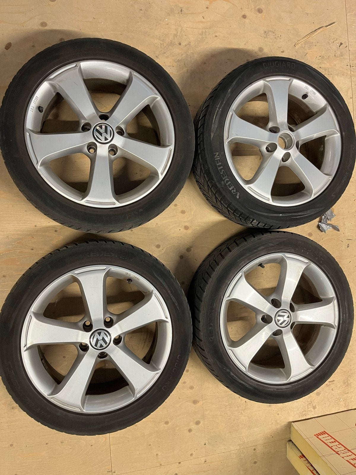 Originele VW velgen 17 inch met Vredestein winterbanden, Auto-onderdelen, Ophalen, Gebruikt, Banden en Velgen, 17 inch