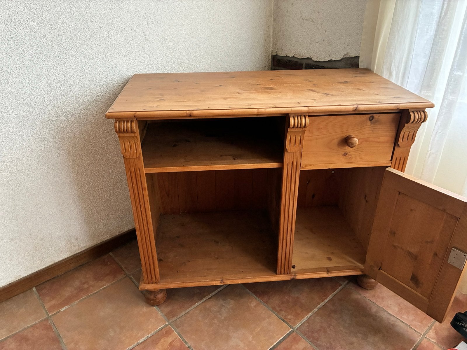 Massief houten kastje met lade en opbergruimte, Ophalen