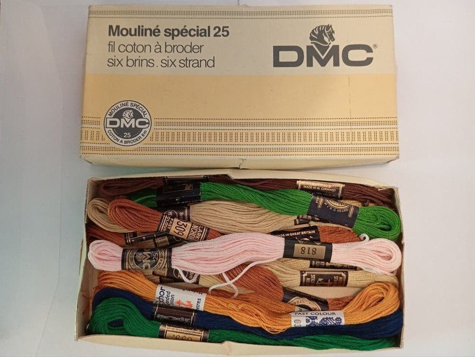 leuke set MEZ/ ANCHOR en DMC borduur/splijtgaren in doosje, Hobby en Vrije tijd, Ophalen of Verzenden, Borduurgaren of Zijde