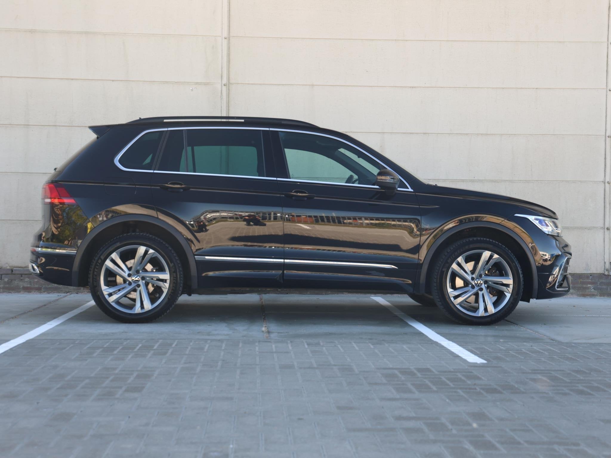 Volkswagen Tiguan 1.4 TSI eHybrid R-Line Business 245PK | Tr, Stof, Euro 6, 4 cilinders, Zwart