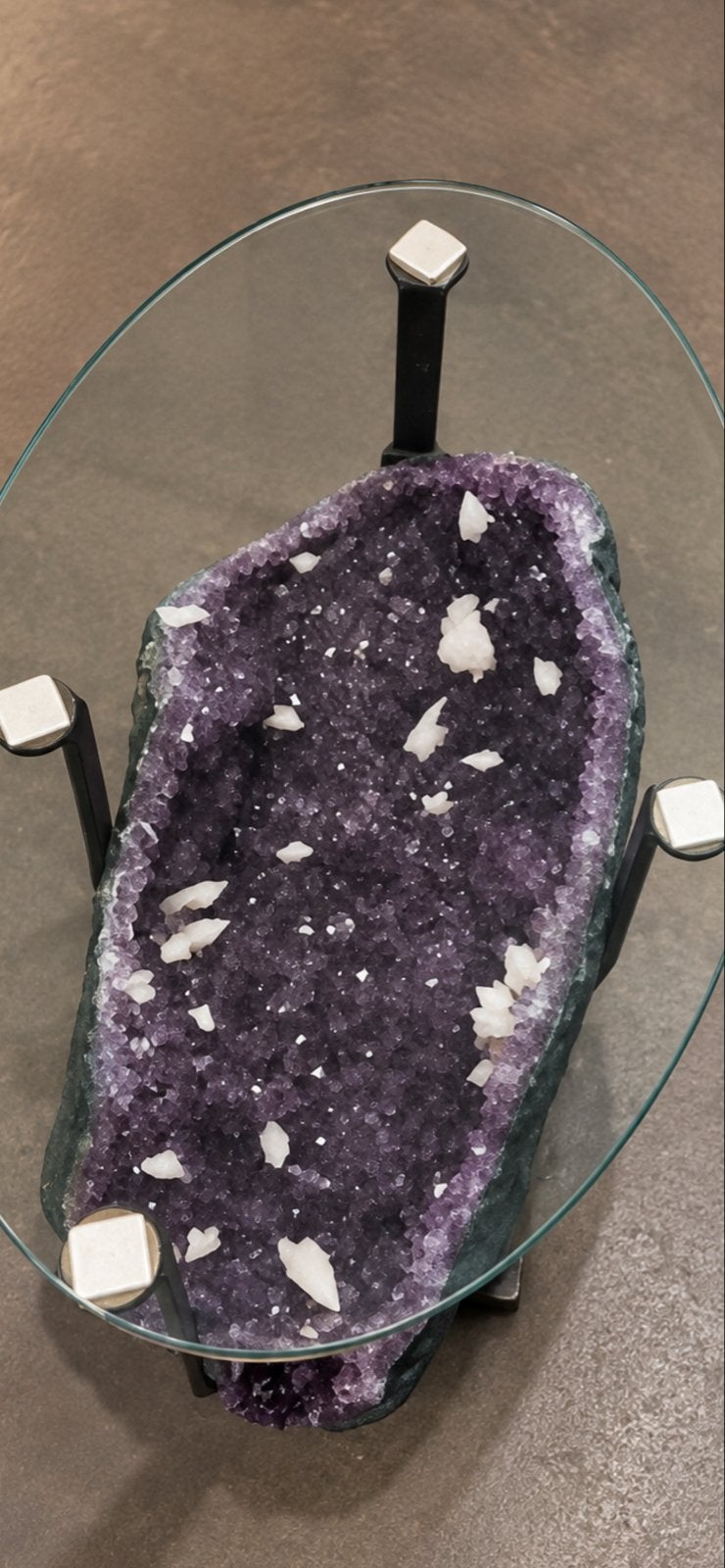 Amethist bijzettafel met reactieve calcieten en metalen onde, Ophalen of Verzenden, Mineraal