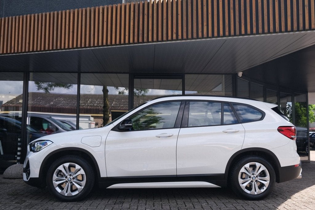 BMW X1 XDrive25e High Executive|Rijklaar!|Camera|Trekhaak|LE, Auto's, BMW, 8 kWh, 125 pk, Gebruikt, Leder en Stof