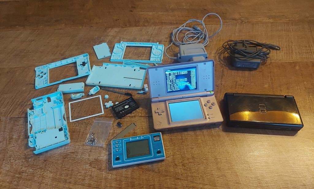 Nintendo DS lite 2 stuks incl extra behuizing voor reparatie, Spelcomputers en Games, Spelcomputers | Nintendo Game Boy, Niet werkend