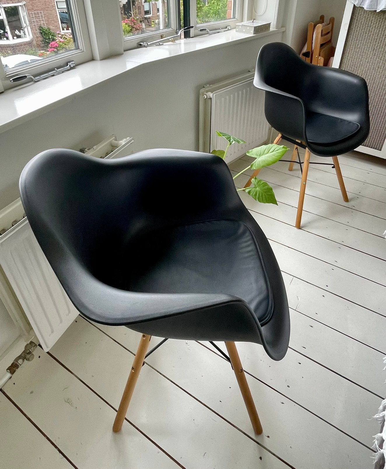 2 goede stoelen, Huis en Inrichting, Stoelen, Ophalen, Kunststof, Twee, Zwart