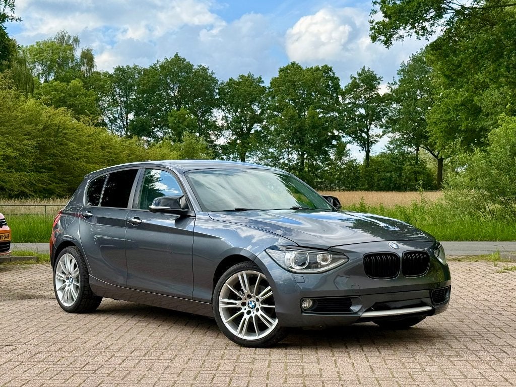 BMW 1-Serie 116i / Urban / APK NW / Full NAVI / 5drs / NAP, 1-Serie, 4 cilinders, Leder en Stof, Origineel Nederlands