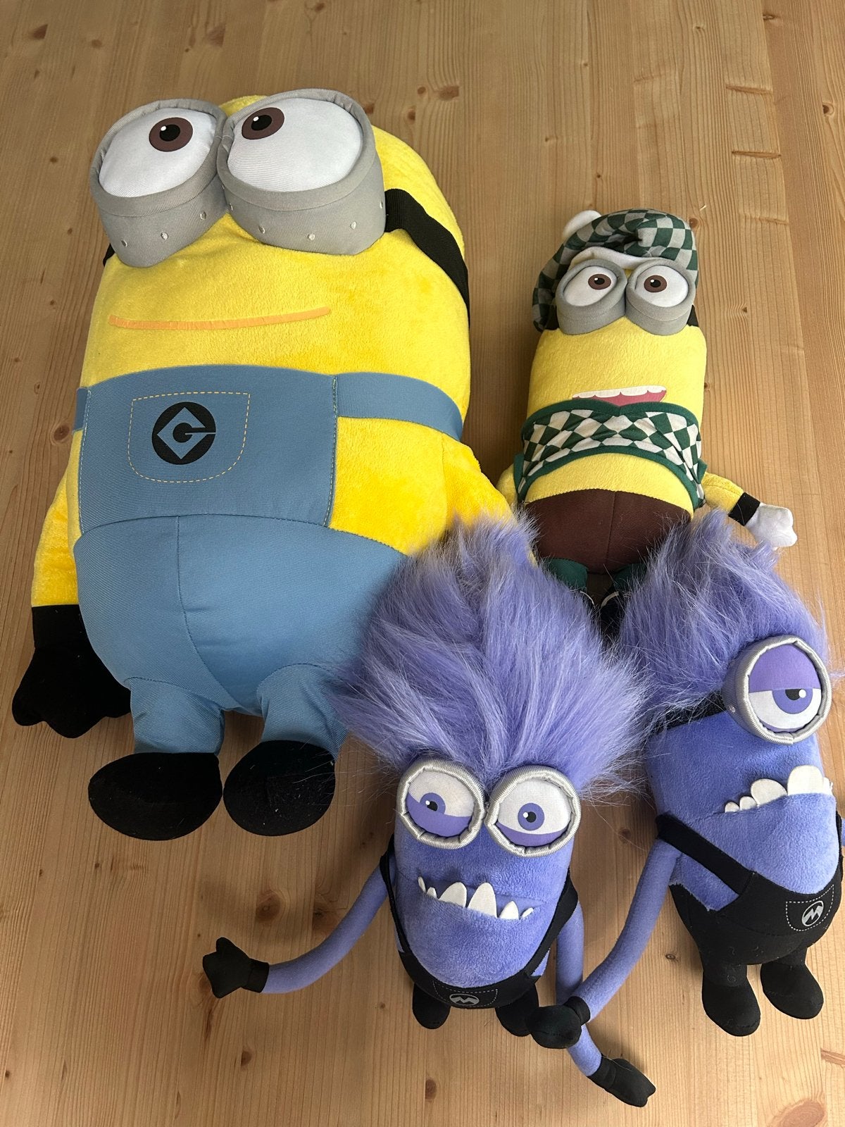 Minions knuffels - set van 4, groot, normaal en paarse, Gebruikt, Overige merken, Overige typen, Ophalen of Verzenden