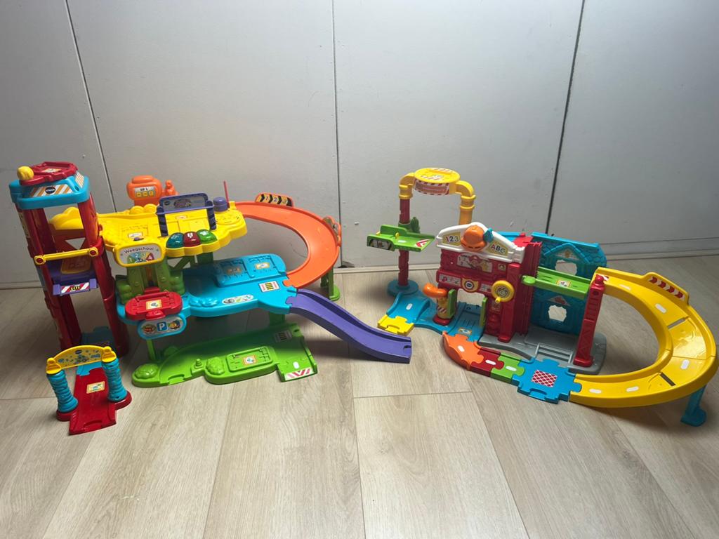 Vtech Toet Toet autobanen parkeergarage en brandweerkazerne, Kinderen en Baby's, Speelgoed | Vtech, Ophalen, Zo goed als nieuw