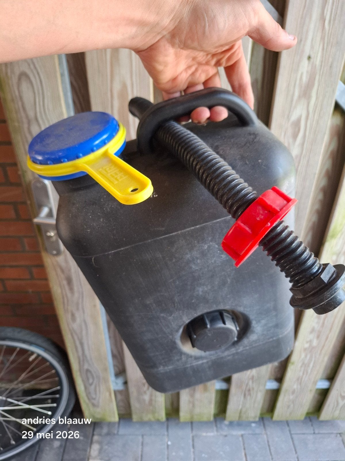Zwarte jerrycan met schroefdop en schenktuit, Ophalen, Gebruikt