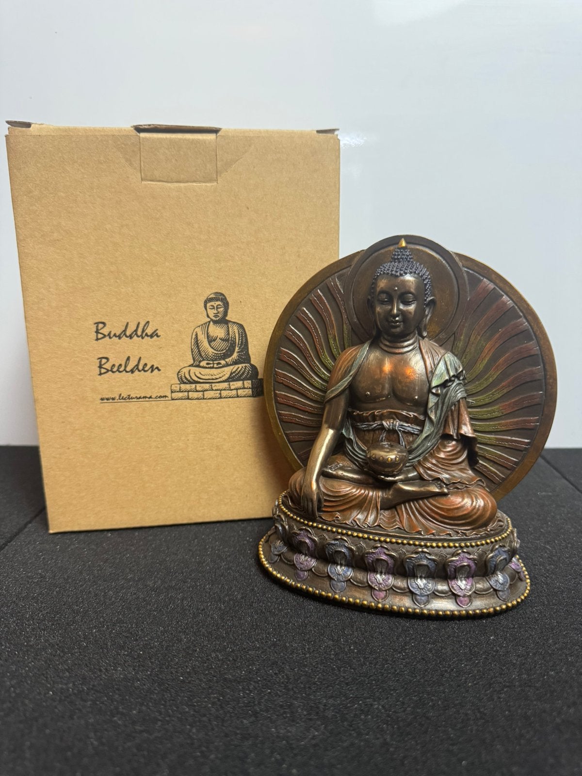 Buddha beeld met stralenkrans - bronslook metaal, Ophalen of Verzenden, Zo goed als nieuw