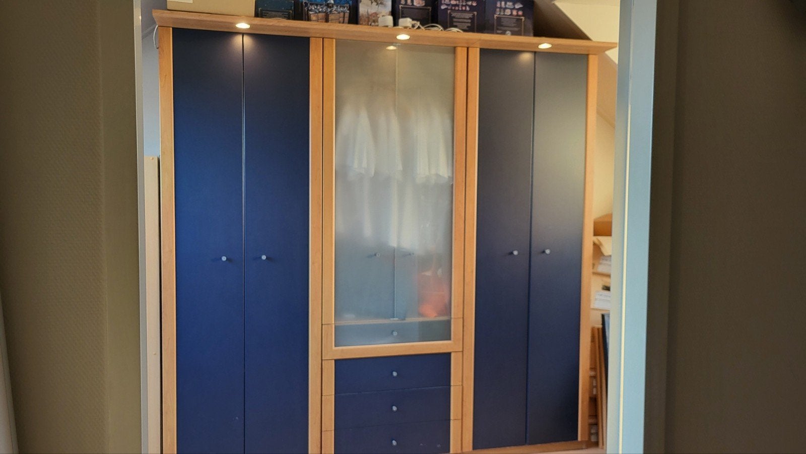 IKEA Askedal kast met planken, roedes en verlichting, Huis en Inrichting, Gebruikt, Modern, functioneel, 200 cm of meer, 50 tot 75 cm