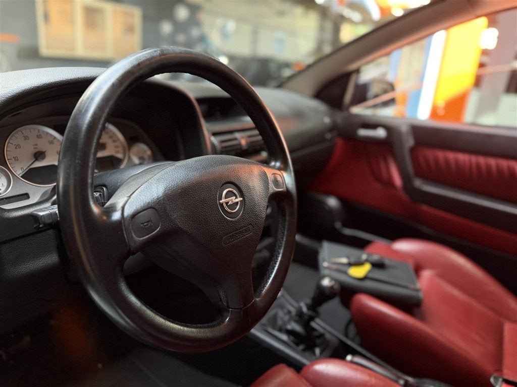 Opel Astra Coupe 1.8 Airco | Stoelverwarming | 18'' Sportvel, Auto's, Elektrische ramen, 116 pk, Zwart, Leder