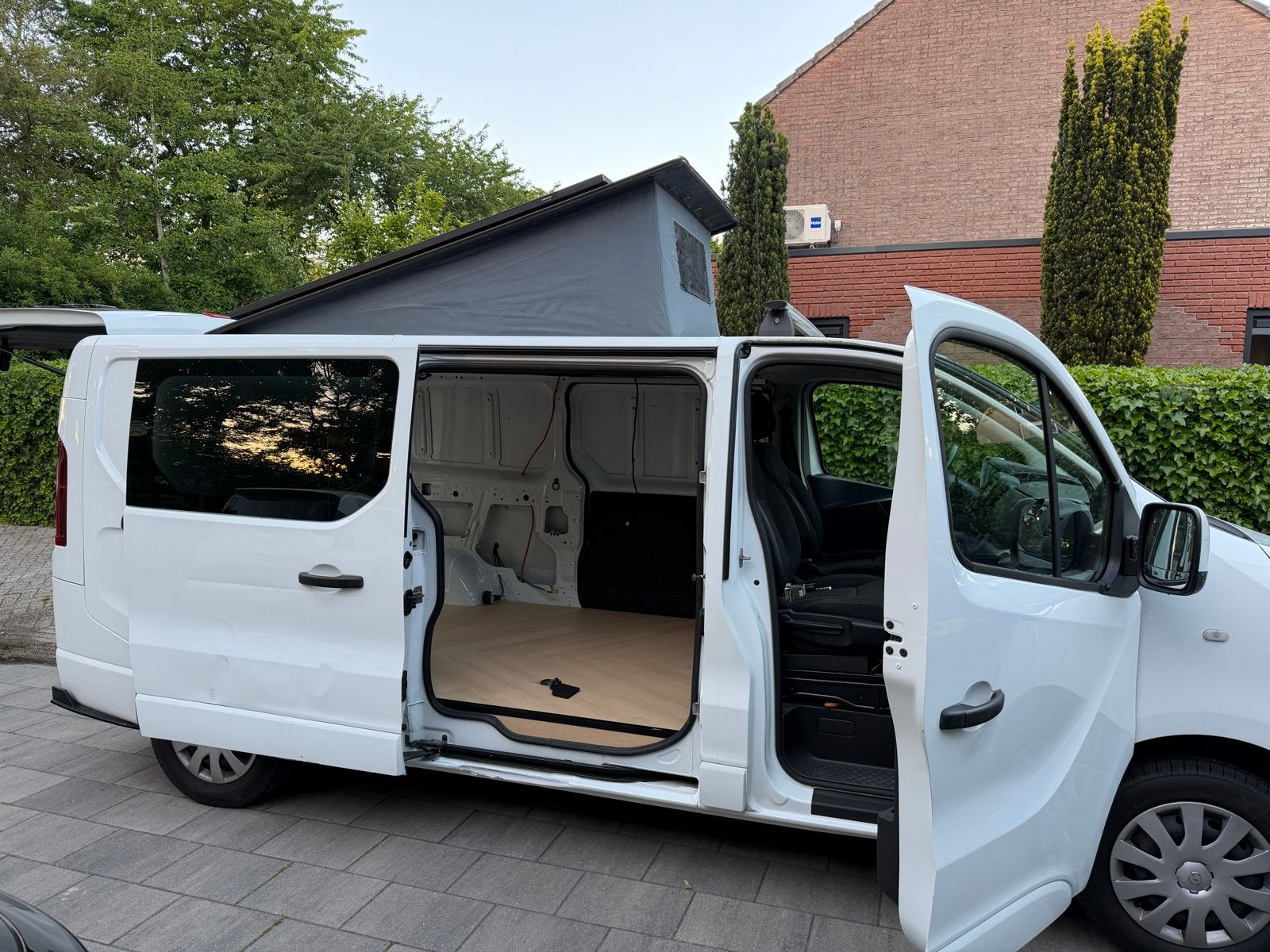 Opel Vivaro Camperbus met hefdak en Victron off-grid systeem, Buscamper of Camperbus, Opel, 6 tot 7 meter, Opel