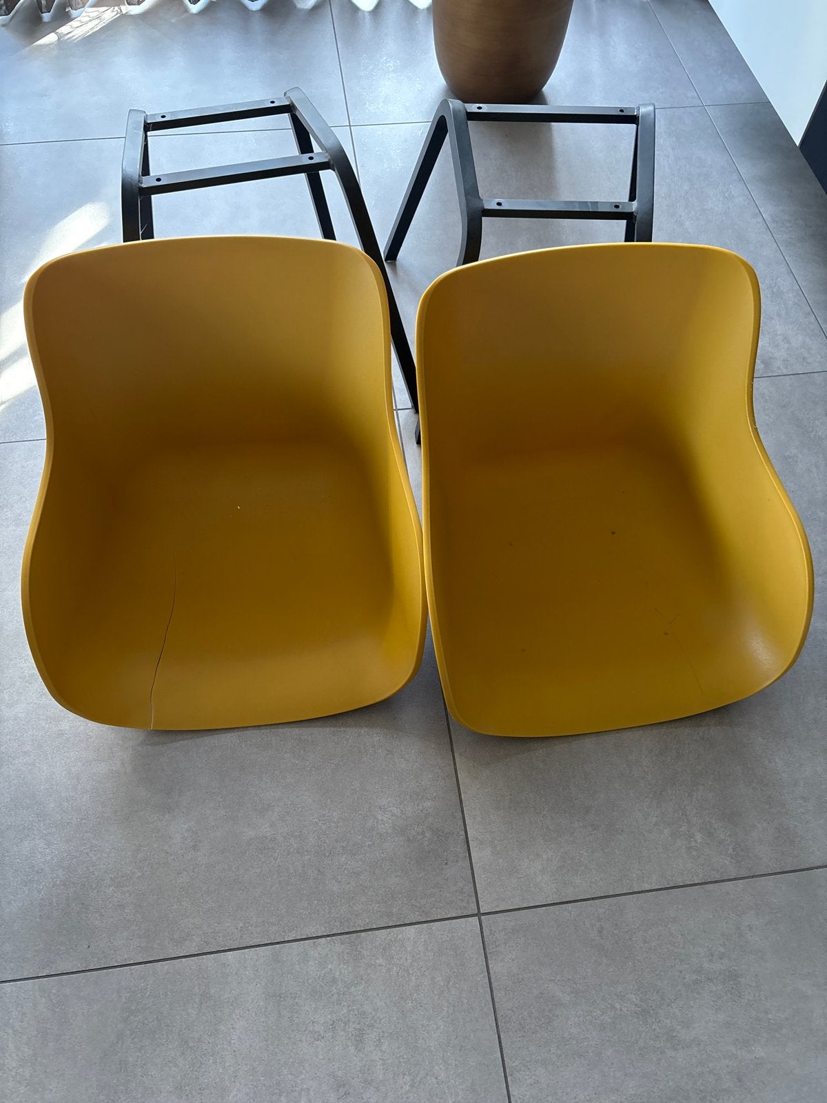 2 gele IKEA Torvid stoelen met scheur in zitting, Ophalen, Kunststof, Gebruikt, Twee