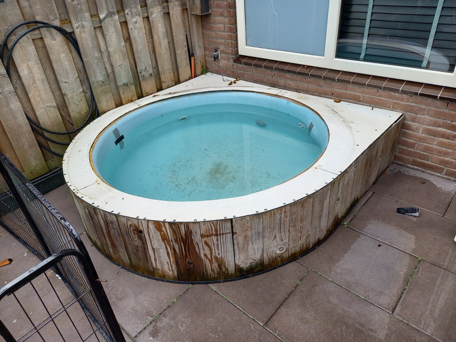 Inbouw Jacuzzi met houten ombouw en afdekplaat l, Ophalen, Gebruikt, Afdekzeil, Inbouw