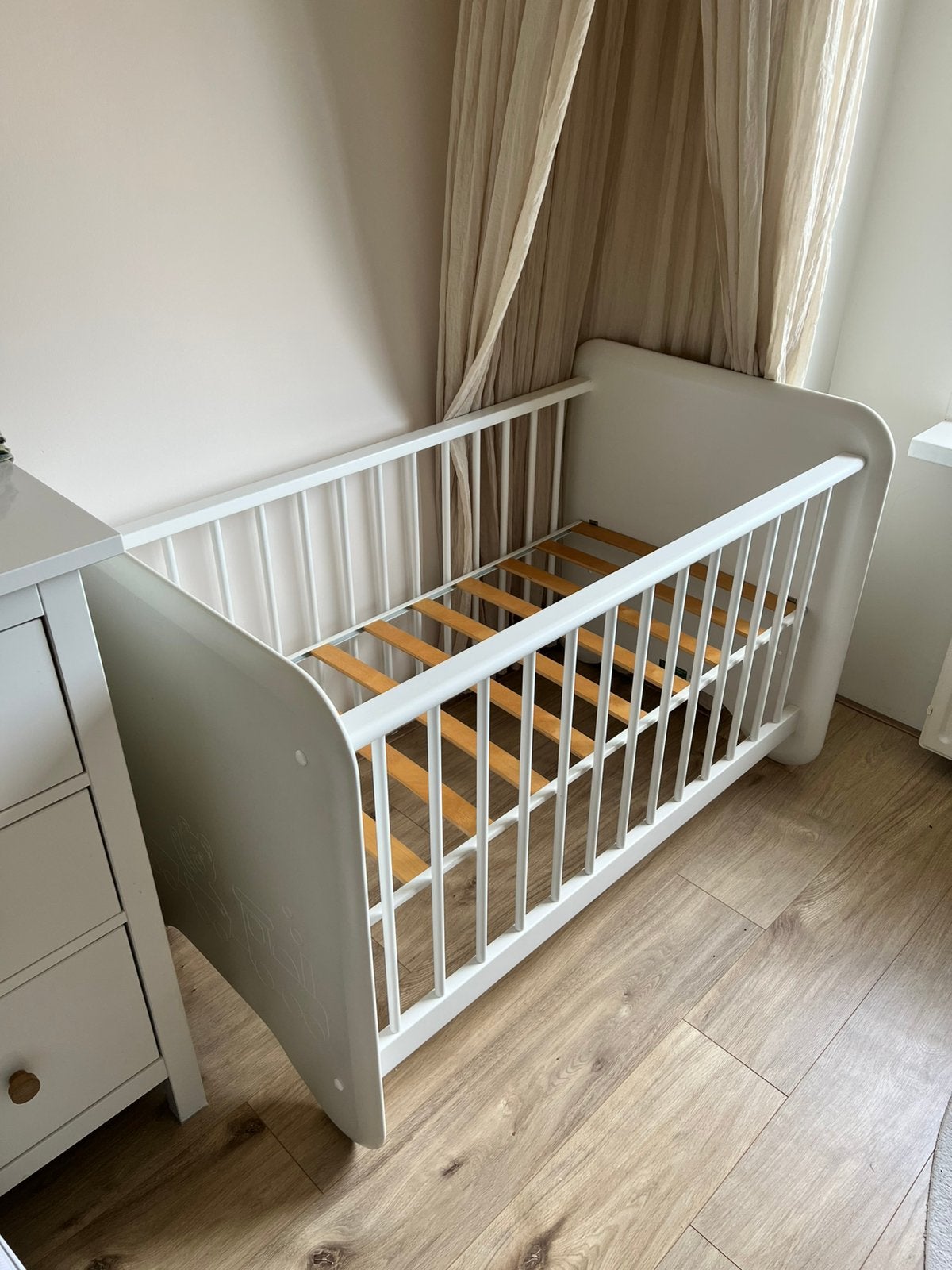Ledikant wit hout met schattige afbeelding erop, Kinderen en Baby's, Babywiegjes en Ledikanten, Ophalen, Gebruikt, Ledikant